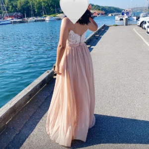 Balklänning  - Hej!🥰Säljer min balklänning från dressroomlinné🥳Ebdast använd en gång utan några defekter. Nypris 4500kr, säljer nu för 2000kr🥰