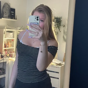 Randig T-shirt  - En randig tajt off shoulder t-shirt. Vet inte vilket märke eller storlek men passar S/M. Köpare står för frakt 