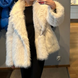 Päls - Jätte fin faux päls från CW. Behövs borstas då stråna börjat klumpa sig lite Går ner i pris vid snabb affär