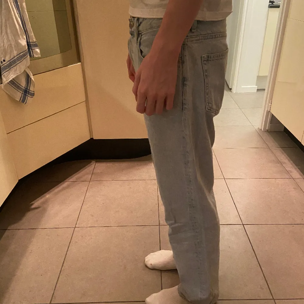 Ljusblåa weekday jeans som är i 9/10 skick Modell Space W32 L34 Köpta för 600kr. Farkut & Housut.
