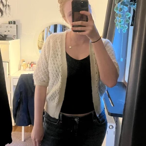 Stickad kofta - Stickad kortärmad kofta som inte kommer till användning. Priset kan diskutera s