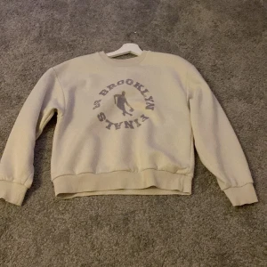  tjocktröja  -  säljer denna tjocktröja på grund av att du inte kommer till användning den är i väldigt fint skick !! 400kr ny 