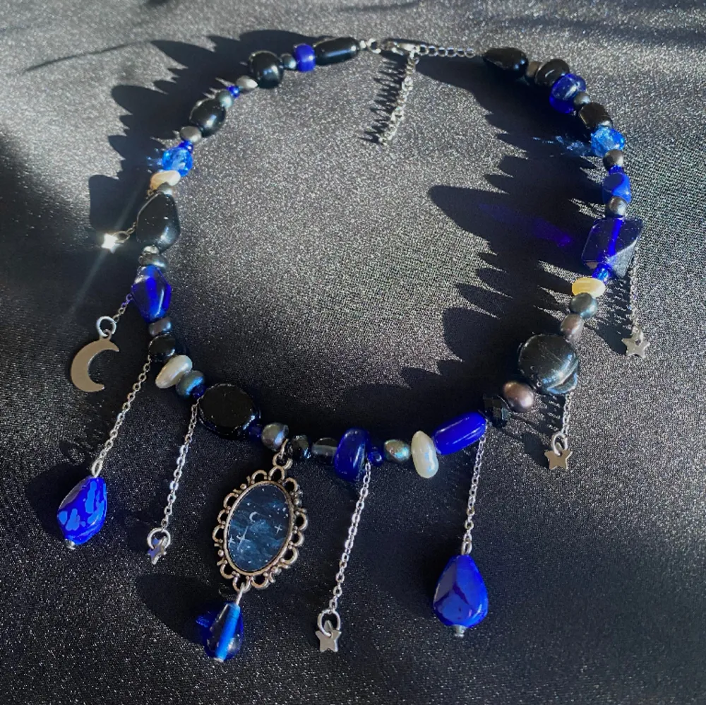 Halsband med handmålad berlock💙💫 Längden är reglerbar 39-45cm. Halsbandet är gjort av sötvattenspärlor & glaspärlor! Kika in min instagram @flyingladybugz för mer smycken💗🐞. Accessoarer.