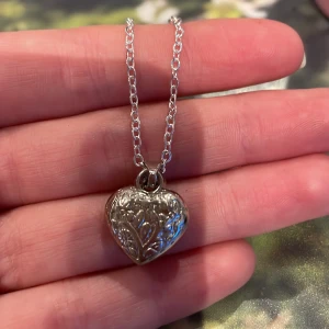 Halsband - Nu säljer jag mitt Egengjorda halsband!🥰väldigt gulligt med ett litet hjärta som berlock!😻