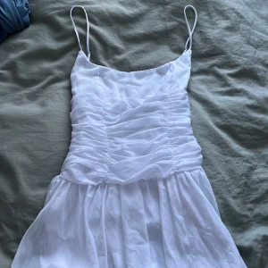 Studentklänning - Från Lucy in the sky nypris runt 700 kr dock aldrig använd då den ej passa mig och kunde inte returnera. Perfekt till student