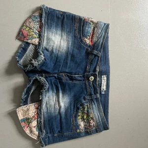 Coola jeansshorts - Jeansshorts med snygga detaljer!  Midjemått rakt över: 38 cm Längd: 25 cm  Storlek: 29  Märke: ABC jeans  Hör av er vid frågor💛