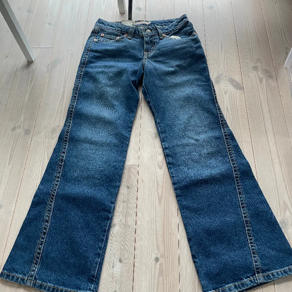 Jättesnygga oanvända lågmidjade levis jeans. Modellen heter naughties bootcut och har jättecoola fickor.. Jeans & Byxor.