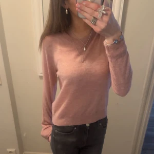 Rosa stickad tröja  - Jätte fin stickad tröja från zara som tyvärr aldrig kommer till användning. Storleken är M men sitter som en XS-S. Den är som helt ny💞