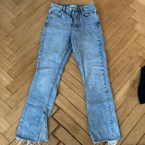 Snygga Jeans från Gina - Jeansen är från Gina tricot och har knappt använt sedan köp. Fin slits på båda benen! De sitter snyggt på men har blivit för små för mig. Det är stl 34 men passar också xxs (ganska liten i midjan). Fin färg och i bra skick✨✨🩵