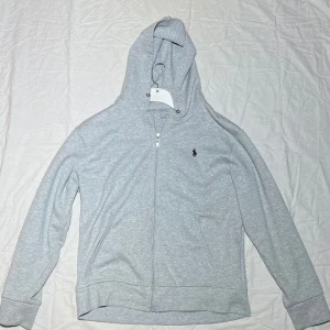Ralph Lauren Zip hoodie - Den är väldigt fin 10/10 skick😁 Skulle säga att den passar en lite större S eller en Vanlig M💯 Säljes för endast 450kr🤑
