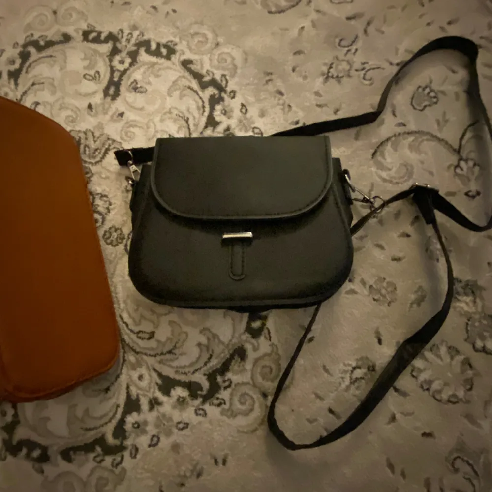Säljer dessa Axel och crossbody väskor tillsammans❤️ den bruna väskan är från shein och den svarta är ifrån Åhléns. De båda är oanvända och utan några defekter🌸. Väskor.