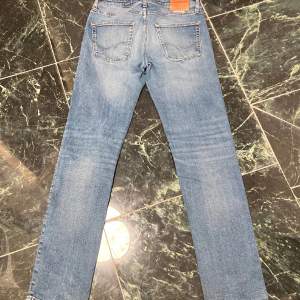 Jack & Jones jeans i storlek W30/L34, Regular fit. Bra skick, lagade i skrevet. Skriv vid minsta lilla fråga 💪