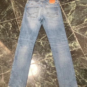 Jack & Jones jeans 30/34 - Jack & Jones jeans i storlek W30/L34, Regular fit. Bra skick, lagade i skrevet. Skriv vid minsta lilla fråga 💪