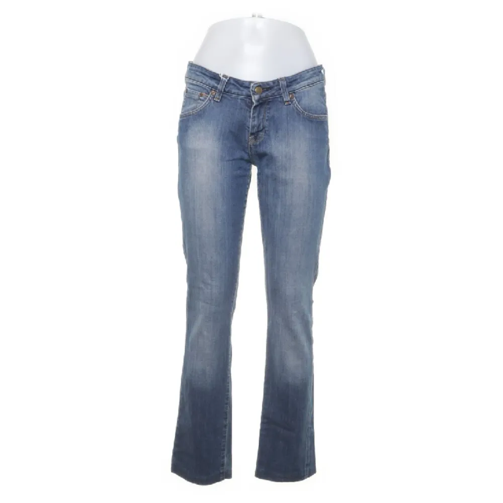 Jättefina jeans från Lee som tyvärr är för korta på mig🩷. Jeans & Byxor.