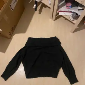 Stickad tröja från Hm i färgen mörkgrå. Knappt använd