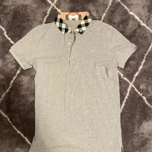Burberry piké  - En riktigt snygg burberry piké i nyskick! Storlek XS, passar perfekt om man är ungefär 165-175 beroende på hur man vill att den ska sitta. Är 182cm och armarna är lite för korta. Självklart äkta!