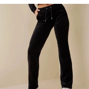 Juicy byxor - Säljer mina svarta juicy byxor i Storlek S, om du är intresserad skriv då till mig så kan vi bestämma ett pris!!