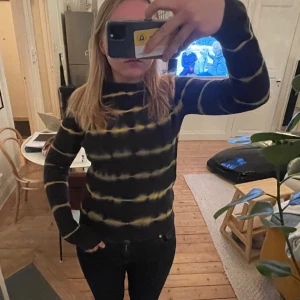 Acne topp - Väldigt cool och unik topp från acne studios, inte riktigt min stil därav till försäljning! Återigen superbra skick