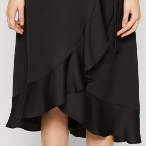 Chelsea kjol - Säljer denna volangkjol i satin från Chelsea! Bara använd ett fåtal gånger så jättebra skick