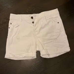 Ett par vitta shorts som inte passar längre, men fint på sommaren🌸