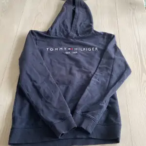 Säljer en Tommy Hilfiger hoodie  Storlek 164cm Inga defekter, väl använd. 