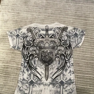 Konflic t shirt!!! Fett rare. Ge prisförslag  - Vit konflic t shirt med as cool graff 💯💯