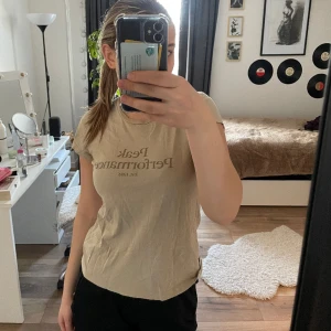Peak performance tröja - En vanlig basis tröja från peak performance som inte kommer till användning. Den är i god skick!💕