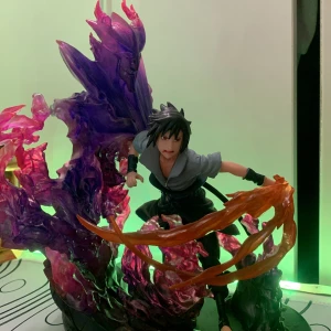 Sasuke actionfigur - Den är lös och har tappat till tre bitar men ser fortfarande snygg ut och funkar bra med lim. Ny pris 1400kr