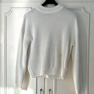 Vit stickad tröja!  - Vit stickad tröja från New Yorker. Säljer för 30kr. Köparn betalar frakten, kan även mötas i Hällefors eller Örebro. 