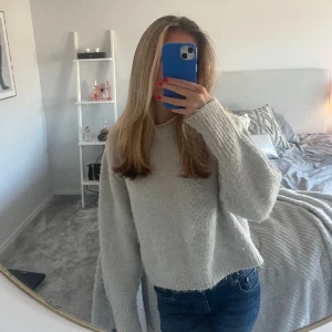 Stickad tröja  - Säljer denna superfina stickad tröja från zara, så snygg till jeans eller shorts till sommaren tex. Står att den är i xl, men skulle säga att den passar s-m. Säljer pågrund av att den inte används, hör av er för fler bilder eller frågor!🫶🏽🫶🏽