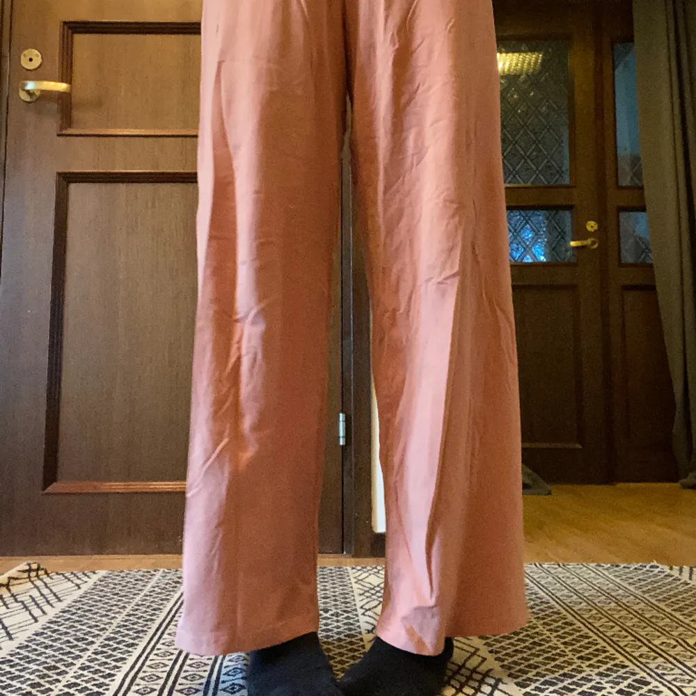 Tunna, breda mjukisbyxor i ljusrosa! Kan ha dem highwaist eller lowwaist. Är storlek M men väldigt stretchiga så passar också L💕. Farkut & Housut.