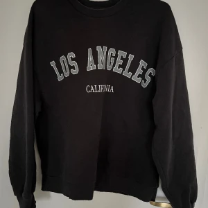 Sweatshirt från Gina tricot  - Mysig sweatshirt. Är i mycket bra skick, inte mycket använd. Säljer pågrund av att den inte passar längre