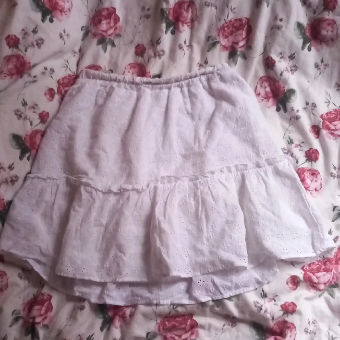 Säljer denna vita kjol då den inte faller i min smak längre