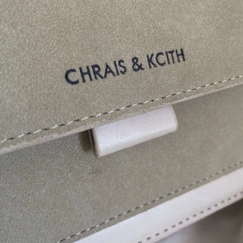 Beige färgad CHRAIS & KCITH väska i bra skick. Använd 1 gång.. Väskor.