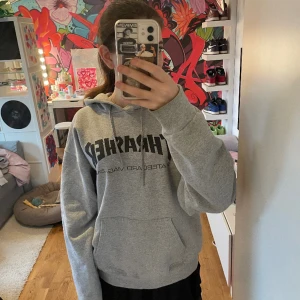 Trasher hoodie  - Grå trasher hoodie som ät skitsnygg men kommer inte till användning längre. Köpt för ca 2 år sedan och använd flertal gånger men jätte bra skick fortfarande! Köpte för 1250 kr och säljer för 600! 