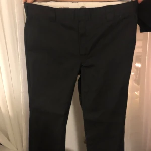 Dickies byxor  - Dickies 873 byxor med raka ben. Använd några gånger men är lite stora på mig. Storleken är W38 L32 och inköpspriset var 749kr.