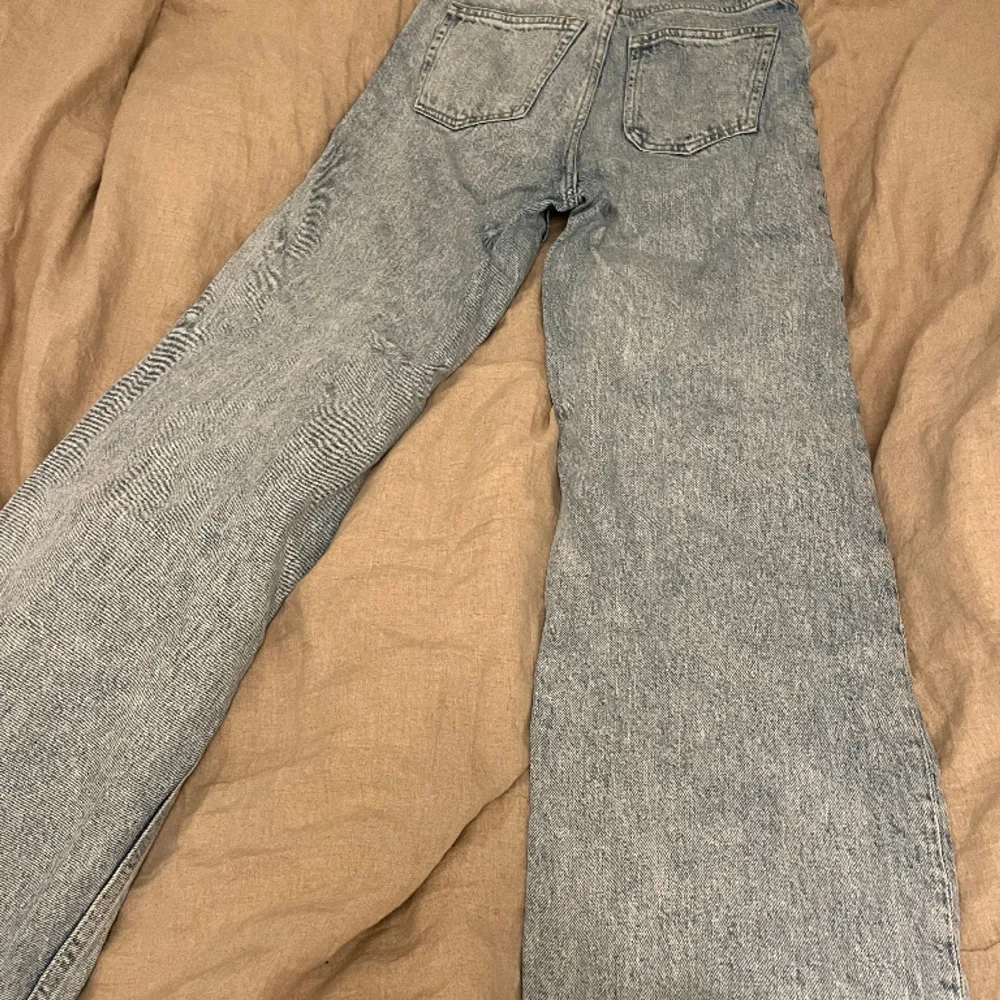Blåa jeans från Monki. Fint skick. Hör av er vid frågor!. Jeans & Byxor.