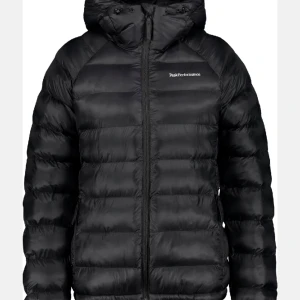 Peak jacka  - Säljer min jacka i storlek xs endast använd under vintern. Inga defekter storlek XS. Köpte för 2700kr säljer för 1500 elelr bud. 