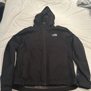 The North Face jacka - En The North Face regn jacka i 9/10 skick. Haft den i cirka 2 år nu, använt den ungefär ett halv år sedan tröttnat på den. Inget kvitto. Bara till o skriva ifall ni vill ha fler bilder på jackan! Pris går även att diskutera. 