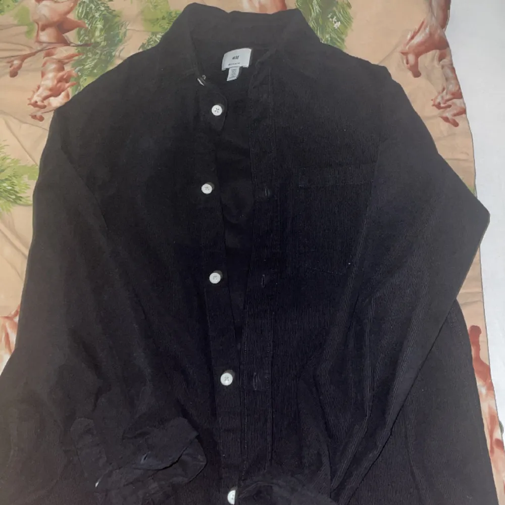 En svart skjorta från Hm köpt för 350kr och används bara 4 gånger. Den är helt ny.. Skjortor.