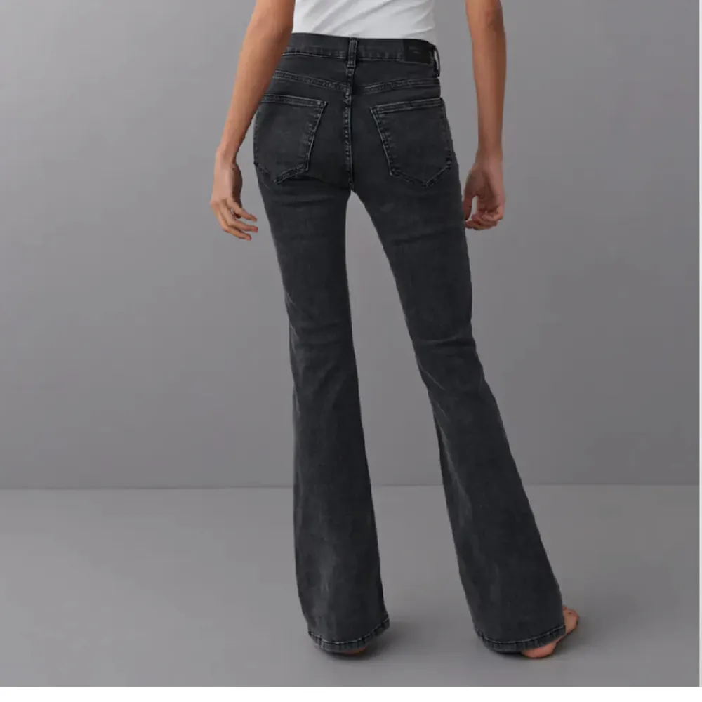 Ett par lågmidjade jeans från ginatricot i nyskick. Skriv vid frågor eller bilder.. Jeans & Byxor.
