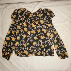 Blommig blus!  - Supersöt grön blommig blus från nameit, endast använd ett fåtal gånger. Den är i storlek 134/140 men passar även mig med xxs-s. Skriv för mer info💗