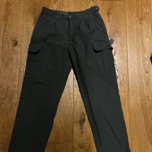 Mac one cargo  - St : S Passar mig i längden som är 178 Kan vara hög och lågmidjade Köpare står för frakt