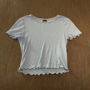 En fin blå t-shirt som säljs pågrund av ej användning.💗💗