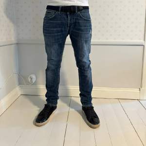 Blåa Dondup jeans storlek 34 . Jeansen är i bra skick 9/10.  Tveka inte på höra av dig vid funderingar.