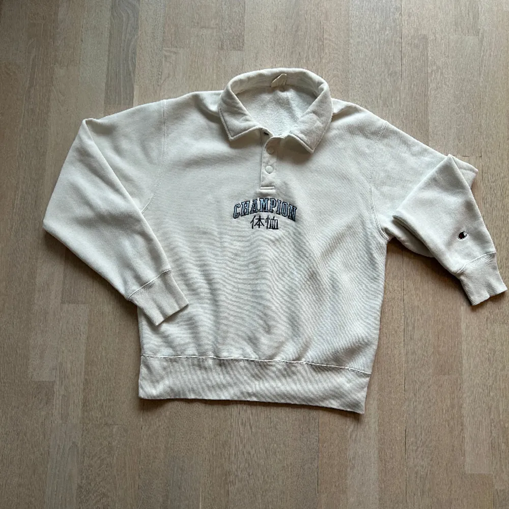 Vit Champion sweatshirt i ny skick använd ett fåtal gånger (ca 4).  Ny pris ca 1500kr  Storlek: M . Tröjor & Koftor.