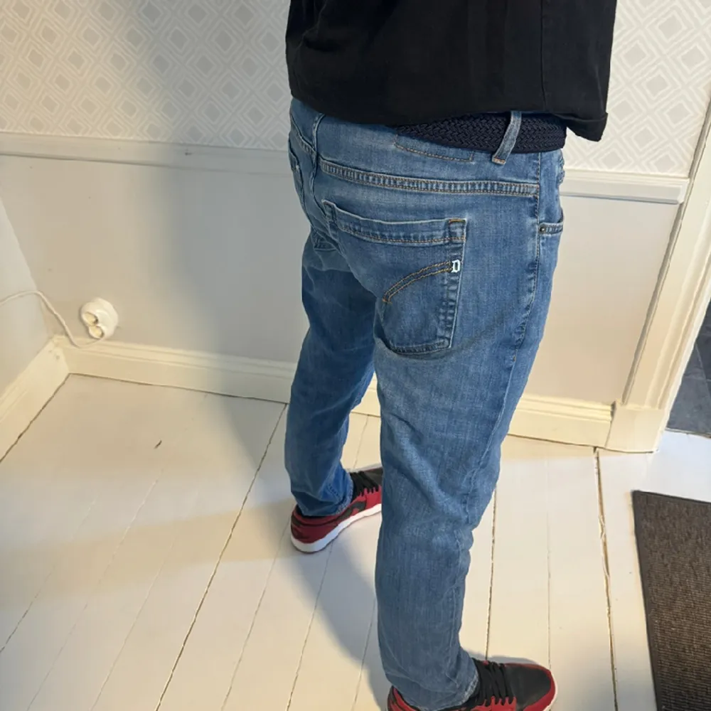 Blåa Dondup jeans storlek 34. Jeansen är knappt använda.  Tveka inte på höra av dig vid funderingar . Jeans & Byxor.