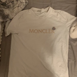 Moncler T-shirt  - Tjena säljer en moncler T-shirt ganska bra sick går att scanna färg vit 