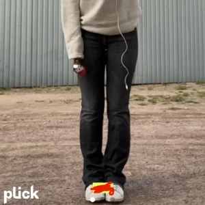 Grå bootcut jeans - Säljer nu mina skitsnygga 7 for all mankind bootcut jeans i färgen mörkgrå. De är köpta här på plick och har varit mina favorit jeans, tyvärr har de nu blivit försmå för mig. (Bilderna är tagna från förra ägaren)