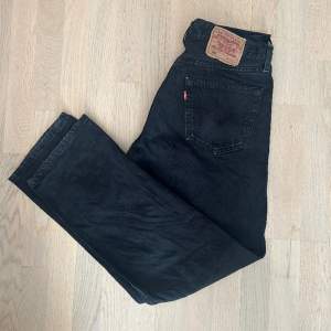 Ett par svarta Levis 501 i väldigt bra skick. Det är jättefina jeans i storlek W33 L30 som jag verkligen hoppas hittar hem till någon annan🙏❤️‍🔥
